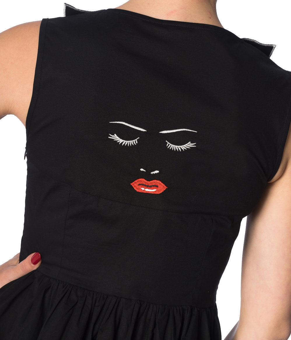 MODEL FACE DRESS